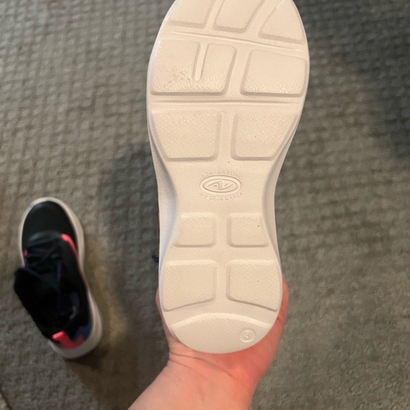 Girl’s Big Kid Athletic Works memory foam sneakers - size 3, NWOT - Picture 2 of 5